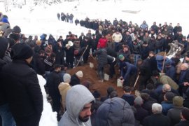 Adıyaman'da Depremde Hayatını Kaybeden Aile Tatvan'da Toprağa Verildi