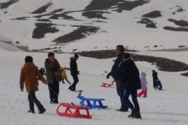 Bitlis’te Depremden Etkilenen Çocuklar İçin Kar ve Kızak Etkinliği Düzenlendi