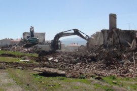 Tatvan’daki harabe 11 bina yıktırıldı