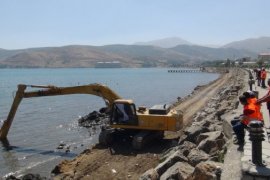 Van Gölü’nün Tatvan Sahilinde Dip Temizliği Çalışmaları Başlatıldı