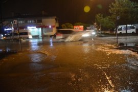 Şiddetli yağmur Tatvan’da hasarlara yol açtı