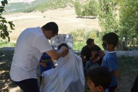 Köy çocuklarına bayram tıraşı jesti