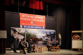 Bitlis Belediyesinden Öğrencilere Tiyatro keyfi