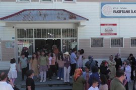 Tatvan’daki 24 Bin 180 Öğrenci Karne Heyecanı Yaşadı
