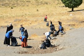 Van Gölü’nün Tatvan Sahilinde 4 Ton Çöp Toplandı