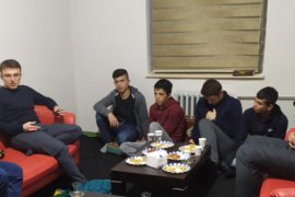 Kaymakam Sancaktutar, yurtta kalan öğrencilerle bir araya geldi