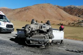 Trafik kazasında 1 kişi hayatını kaybetti 4 kişi yaralandı