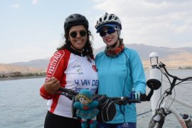İranlılar Havzanın Güzelliğine Dikkat Çekmek İçin Van Gölü Çevresini Bisikletle Dolaştı