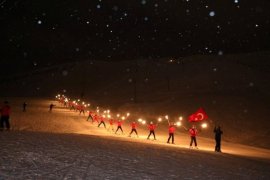 Bitlis'teki ‘Meşaleli Kayak Şenliği’ Renkli Görüntülere Sahne Oldu