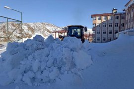 Mutki’deki Okul Bahçeleri Kardan Temizlendi