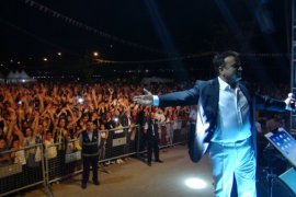 Bülent Serttaş konserde sahne direğine tırmandı