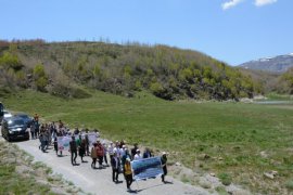 Avrupa'nın En Büyük Krater Gölü Kıyısında Yürüyüş Düzenlendi