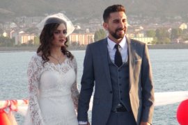 Van Gölü üzerinde nikah töreni yapıldı