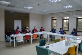 Tatvan Gençlik Merkezi siper maske yapımına başladı