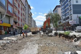 Tatvan Cumhuriyet Caddesi’nde Asfalt Çalışmaları Başladı