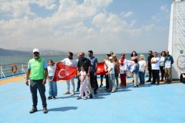 Türkiye’nin En Büyük Feribotunda Zafer Bayramı’nı Kutladılar