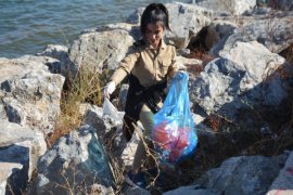 Van Gölü sahilinde öğrencilerin temizlik etkinliği