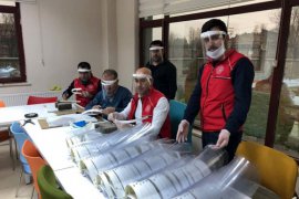 Tatvan Gençlik Merkezi siper maske yapımına başladı