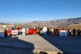 Nemrut Kalderası Milli Parkı’na dikkat çekmek isteyen 70 kişilik doğasever ile dağcı gurup 40 kilometrelik dağ tırmanışı ve zirve yürüyüşü yaptı