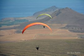 İranlı paraşütçüler Nemrut Dağı’nda Yamaç Paraşütü uçuşu yaptı
