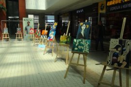 Liseli Öğrencilerin Resim Sergisine Yoğun İlgi
