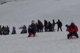 Vatandaşlar Yarıyıl Tatilini Bitlis’teki Kayak Merkezinde Değerlendiriyor