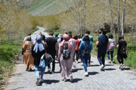 Avrupa'nın En Büyük Krater Gölü Kıyısında Yürüyüş Düzenlendi