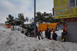 Tatvan'da 1500 Kamyon Kar İlçe Merkezi Dışına Taşındı