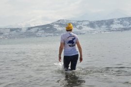 Van Gölü’ne Dikkat Çekmek İsteyen Aktivistler Dondurucu Suda Yüzdü