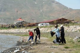 Van Gölü’nün Tatvan Sahilinde Çevre Temizliği Yapıldı