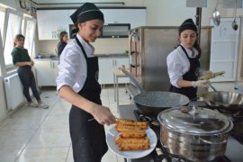 Tatvan’daki Meslek Lisesi Öğrencileri Yemek Üretimine Başladı