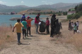 Tatvan’daki çocuklar Van Gölü sahilini temizledi