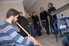 Bitlis Valisi İsmail Ustaoğlu’nun eşi Şenay Ustaoğlu Tatvan’daki kursları ziyaret etti