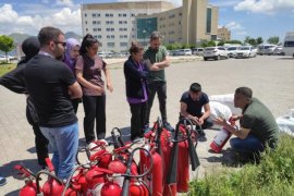 Tatvan Devlet Hastanesi Personellerine Uygulamalı Yangın Eğitimi Verildi