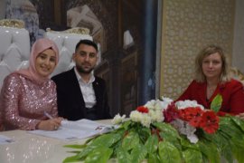 Arzu Özkan genç çiftin nikah şahidi oldu
