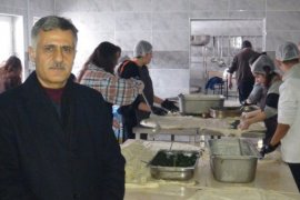 Depremzedeler İçin Öğretmenler ve Öğrenciler Yemek Hazırlıyor