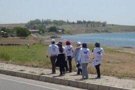Aktivistler Van Gölü Temizliğine Dikkat Çekmek Amacıyla Sahilde Çöp Topladı