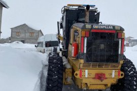 Kara Saplanan Öğrenci Servisi, İş Makinesi Yardımıyla Kurtarıldı