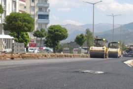 Tatvan Cumhuriyet Caddesi’nde sıcak asfalt yapımı