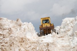 Nemrut’ta 10 metreye ulaşan kar temizleme çabası sürüyor