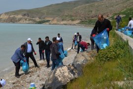 Adilcevaz Belediye Başkanı Gürsoy ve personelinden örnek davranış