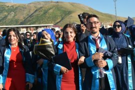 Bitlis Eren Üniversitesi'nde Mezuniyet Töreni Düzenlendi