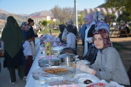 Bitlisli kadınlar Tatvan’da kermes düzenledi