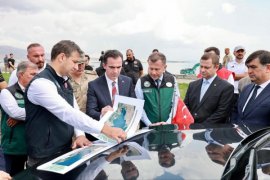 Vali Karakaya Van Gölü Sahilinde Yürütülen Dip Çamuru Temizliği Çalışmalarını İnceledi