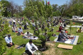 Tatvan'daki açık alanlarda Cuma Namazı kılındı