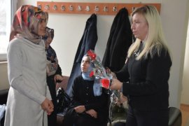 Arzu Özkan, köy okulunu ziyaret etti