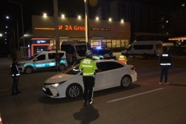 Tatvan’da 100 Polisin Katılımıyla Trafik Denetimi ve Asayiş Uygulaması Yapıldı