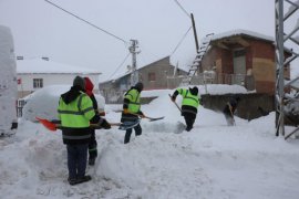 Bitlis Belediyesi Ekiplerinin Kar Temizleme Mesaisi