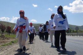 Van Gölü İçin Yürüyen Kadınlar ve Aktivistler, Tatvan Sahilini Dolaştı