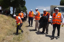 Van Gölü’nün Tatvan sahilinde çöp toplama kampanyası